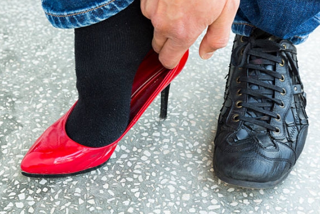 Can You Tell If Man Is Wearing Women Shoes