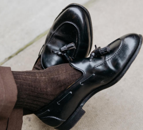 Can Women Wear Tan Shoes with Black Pants