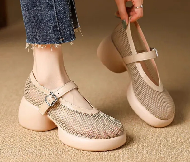 Can Women Wear Open Toed Shoes in Poland&rsquo;s Capital