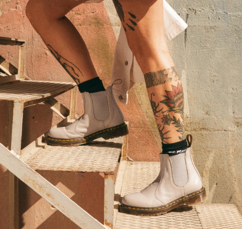 How To Wear Taupe Chelsea Boots?