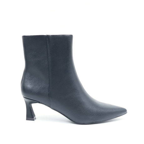 Cozy Boots with Sleek Silhouette