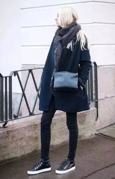 Wear Black Pants with Blue Shoes_2