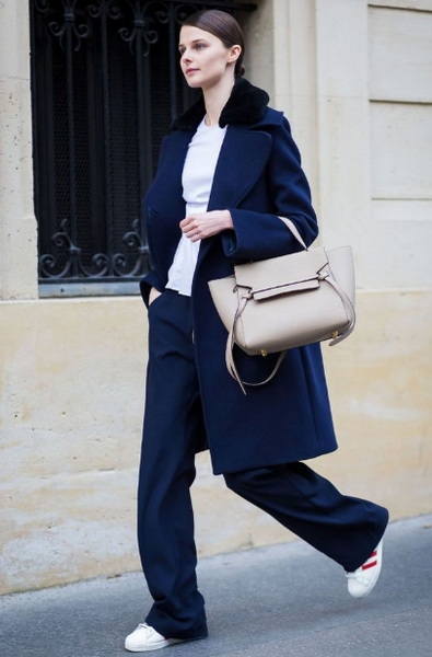 Wearing Black Shoes with Blue Pants Women