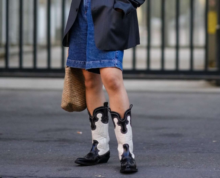 Can You Wear Navy Shoes with Blue Jeans Women