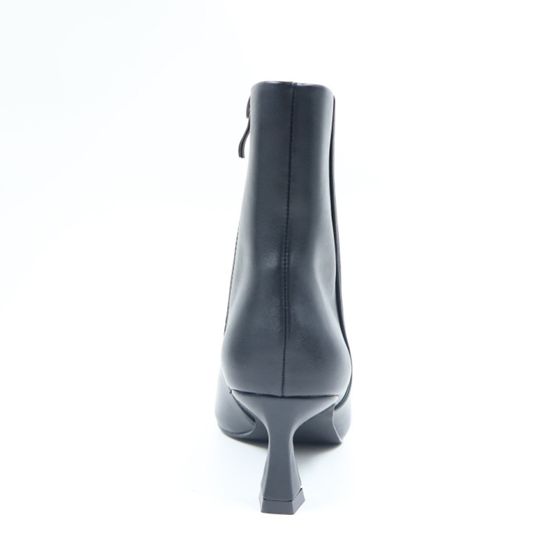 Cozy Boots with Sleek Silhouette