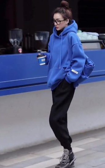 Wear Black Pants with Blue Shoes_3