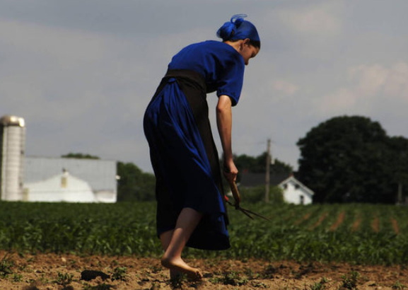 Amish Women Not Wear Shoes_2