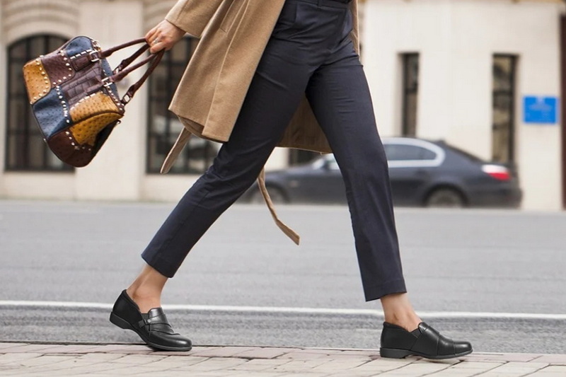 Can I Combine Light Colors Women Trousers with Black Shoes?
