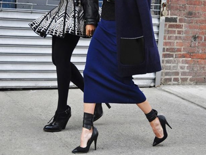 Can You Wear Women Blue Suit And Black Shoes?