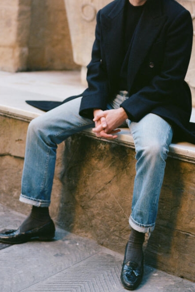 Can Navy Shoes Be Worn with Blue Jeans