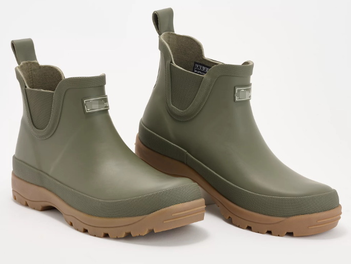 Chelsea Boots in The Rain_1