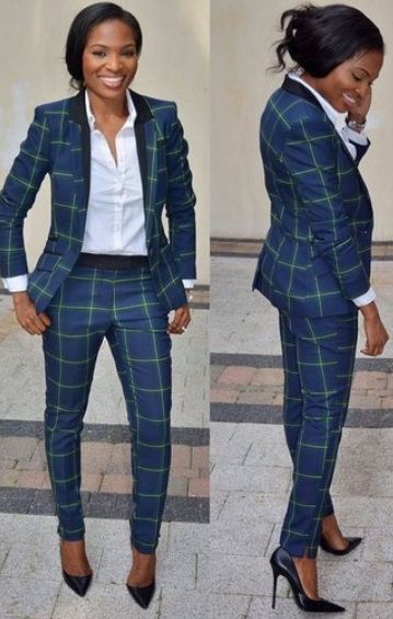 Women Wear Black Shoes with Navy Suit_3