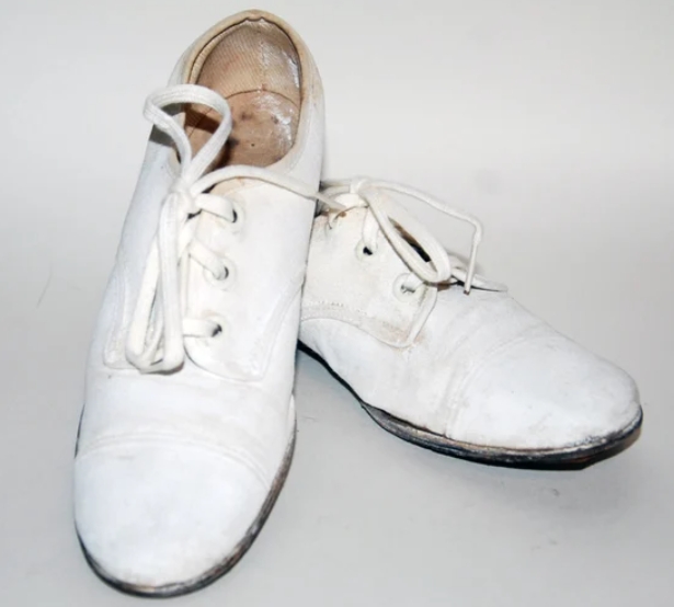 Did Women Wear White Canvas Shoes in The 40s?