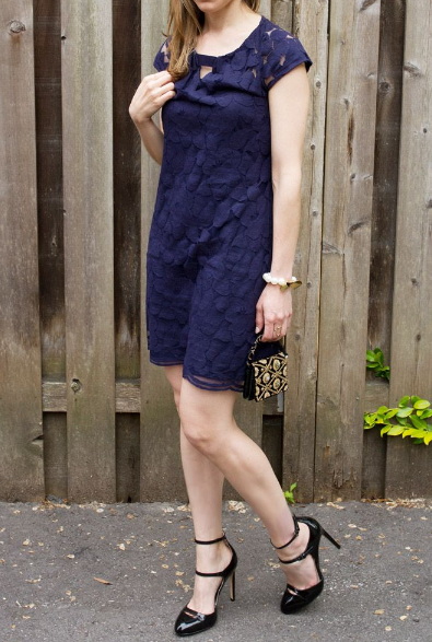 Women Wear Black Shoes with Navy Dress_1
