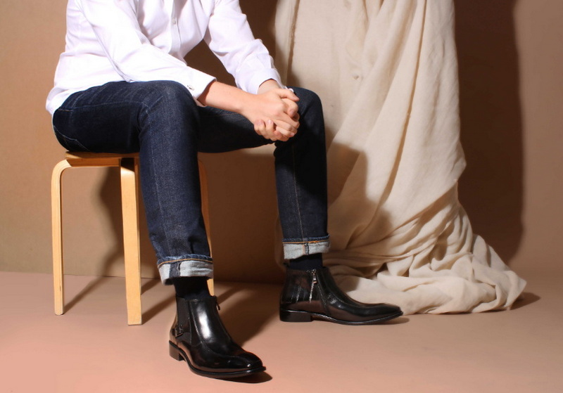 What Pants Go with Chelsea Boots?
