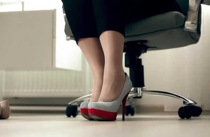 Do Women Take Off Shoes at Office?
