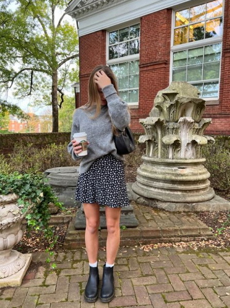 Wear Chelsea Boots with A Skirt_1