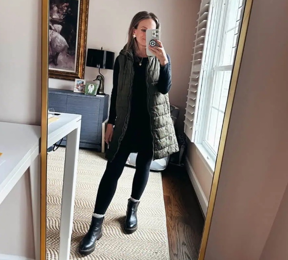 How To Style Chelsea Boots with Leggings?