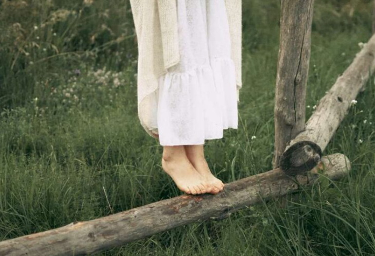 Amish Women Not Wear Shoes_3