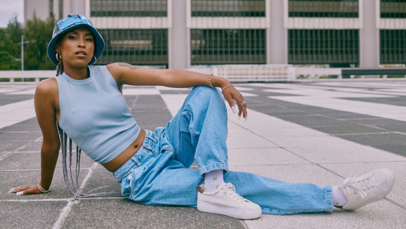 What Shoes To Wear with Baggy Jeans Women?