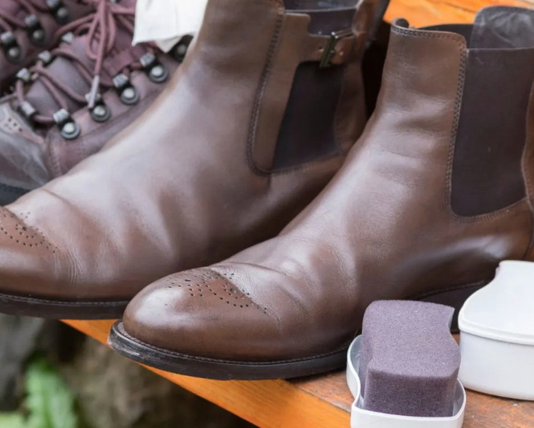 How To Put on A Chelsea Boot?