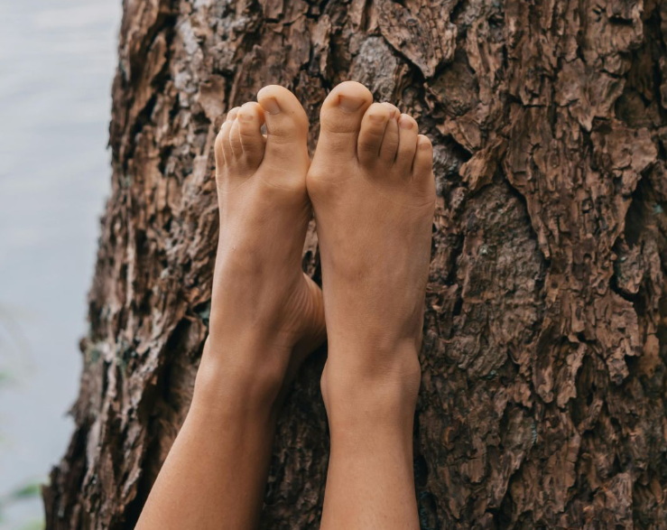 Why Do Amish Women Not Wear Shoes?