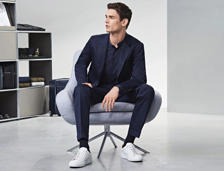 Can Women Wear Navy Shoes with Navy Pants?